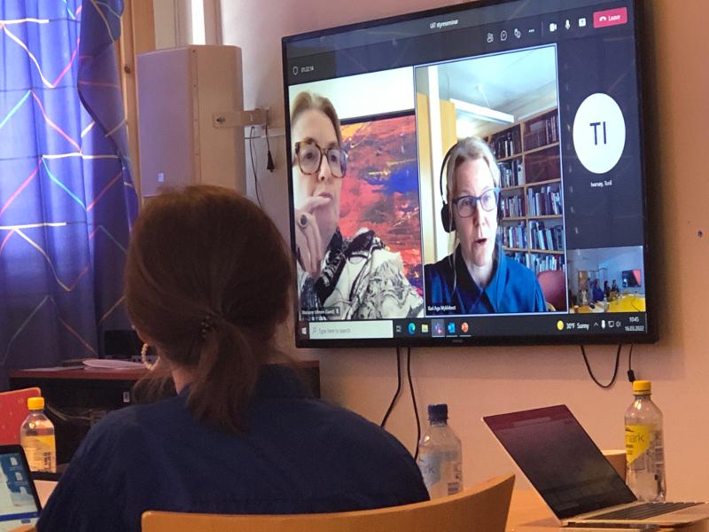 Styreleder Marianne Johnsen (t.v.) og professor Kari Aga Myklebost deltok via skjerm. 